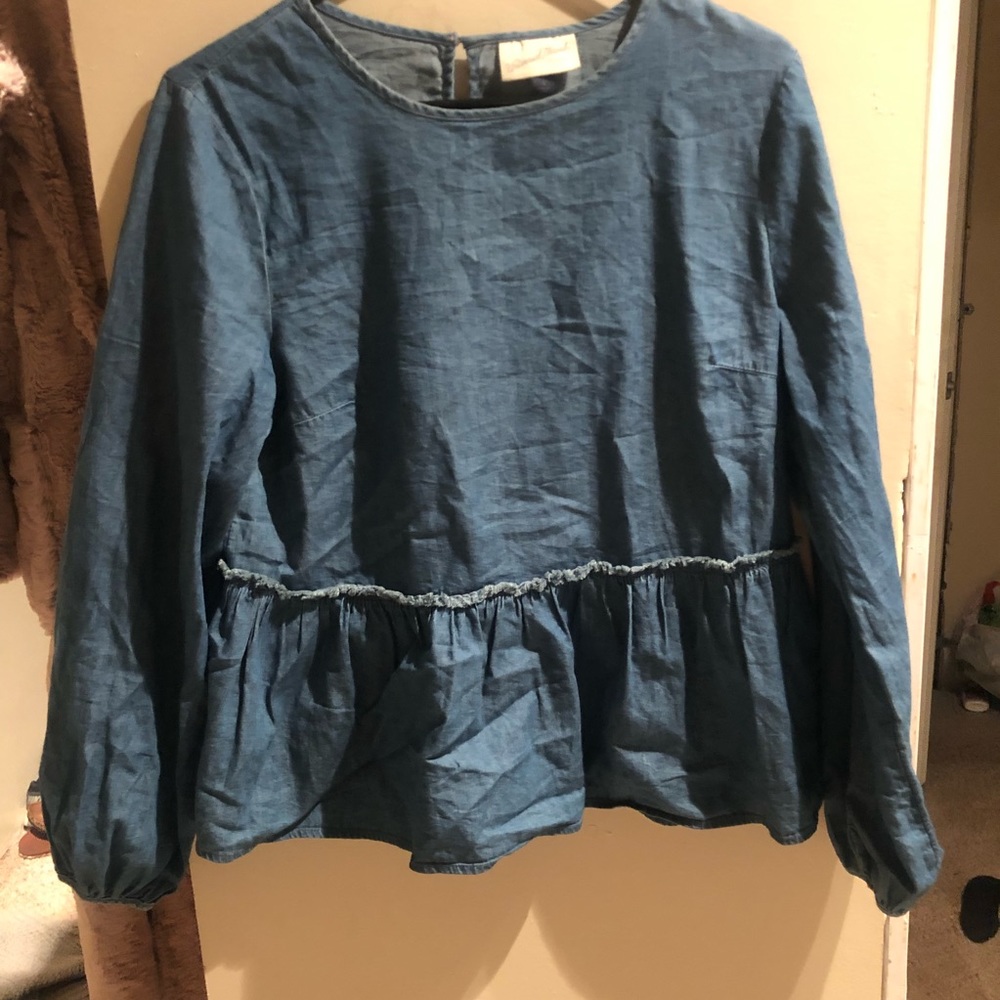 Levi top size small